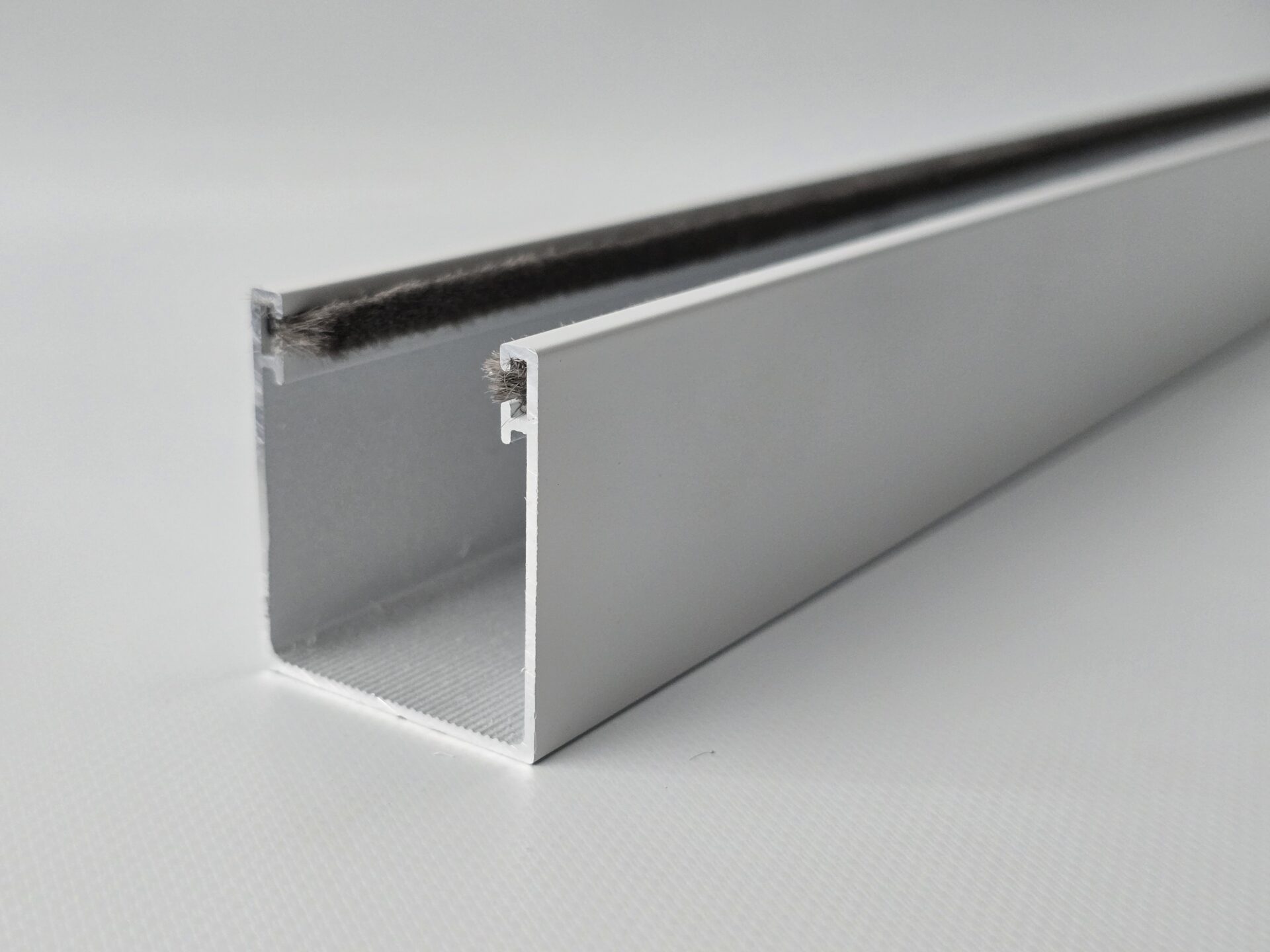 Aluminum side channel for true edge-to-edge blackout