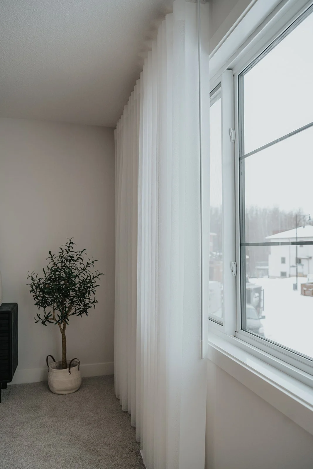 Light-filtering shades or blinds in Edmonton for residential rooms